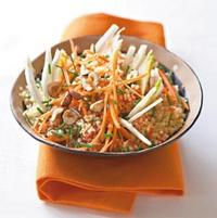 Taboulé de quinoa, crudités et noisettes grillées Taboulé de quinoa, crudités et noisettes grillées
